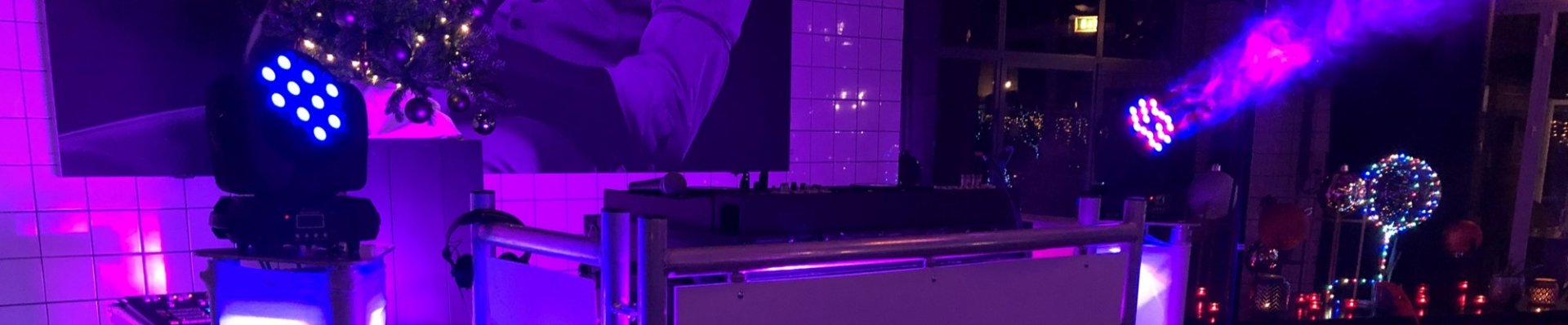 Allround Wedding DJ - Extra's - LED DJ Booth wit